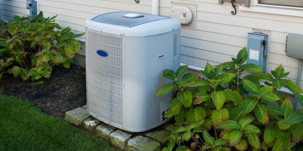 Heating and air conditioning inverter used to climatize  a home